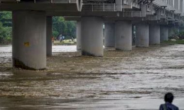 Delhi on alert as Yamuna water level crosses danger mark